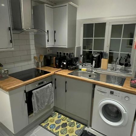Entire One Double Bedroom Apartment London Bagian luar foto