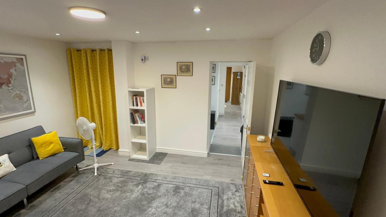 Entire One Double Bedroom Apartment London Bagian luar foto